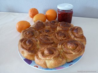 Сахарные булочки с медовой глазурью "Roulé au miel"