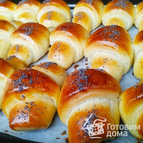 Дрожжевые булочки со сливами