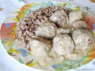 Фрикадельки в сырном соусе с беконом