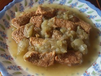 Телячьи ребра в яблочно-луковом соусе