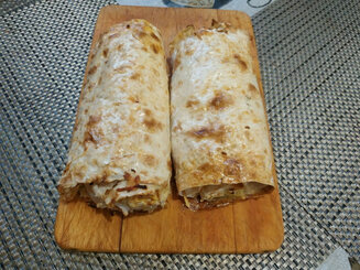 Рулет из лаваша с творогом, грушами и маком
