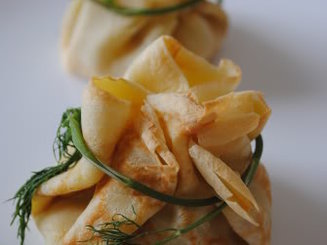 Блинные мешочки с начинкой из курицы с сыром