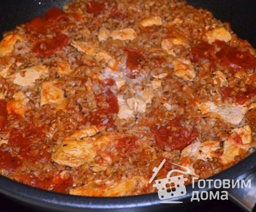 Гречневая каша с куриным филе и помидорами