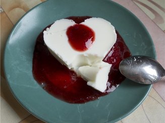 Сливочная паннакотта с клубничным соусом