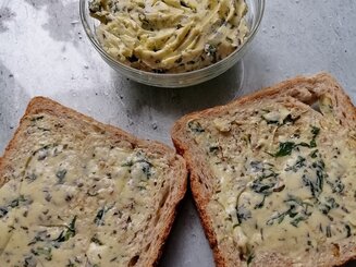 Зелёное масло с чесноком и плавленным сыром