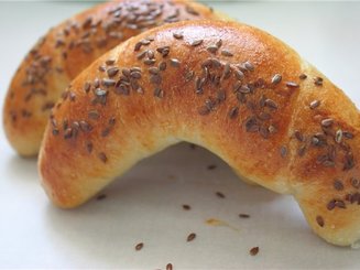 Дрожжевые рогалики с маком и кунжутом