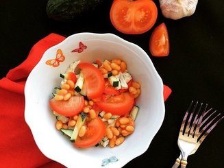 Салат с курицей ,фасолью и свежими овощами