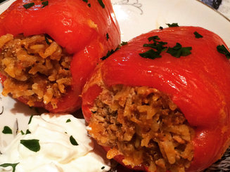 Перец, фаршированный мясной начинкой