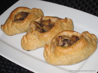 Открытые пирожки с сыром и зеленью