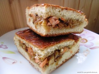 Пирог с квашенной капустой и семгой