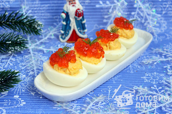 Фаршированные яйца с сыром и красной икрой фото к рецепту 7