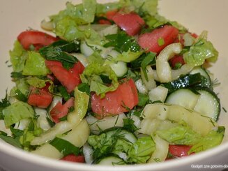 Салат из помидор с огурцами - что может быть нового?
