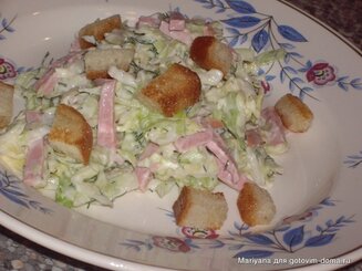 Капустный салат с колбасой и сухариками