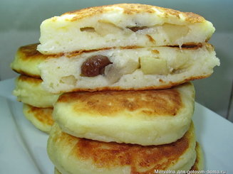 Сырники с начинкой из яблок и изюма