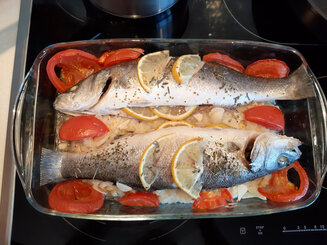 Сибас, запеченный с помидорами и чесноком