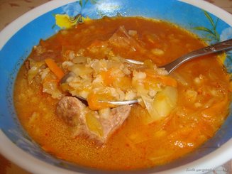 Густой суп из перловой крупы и квашеной капусты