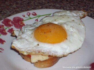 Сэндвич с сыром, помидором и яйцом