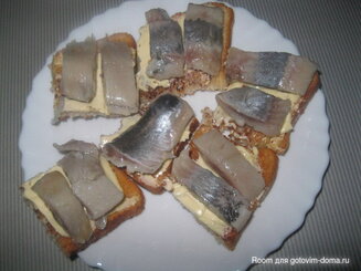 Тосты с селедкой