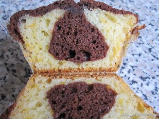 Двухцветные маффины с морковью и какао