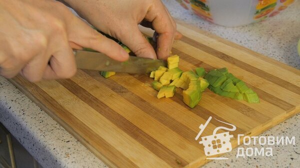 Салат из помидоров, авокадо, сыра и огурцов с медово-беконной заправкой фото к рецепту 7