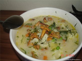 Летний суп с лисичками
