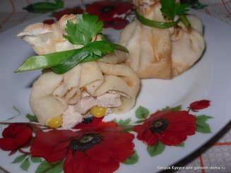 Блинные мешочки с начинкой из курицы с сыром