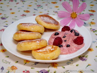 Сырники с ягодным кремом