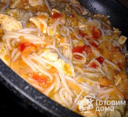 Рисовая лапша с куриным филе в овощном соусе