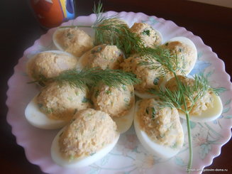 Яйца  фаршированные яблоком и тунцом