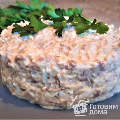 Салат из консервированного лосося, сыра и яиц