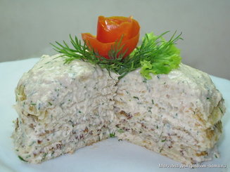 Блинный торт с муссом из лосося