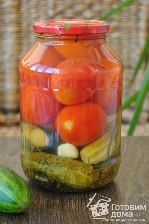 Маринованные огурцы, помидоры, ассорти