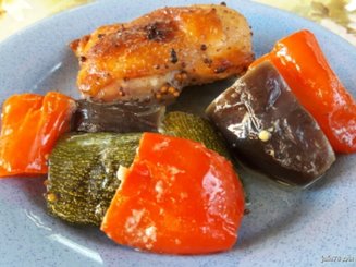 Курица запеченная с овощами