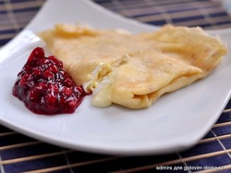 Французские блинчики с камамбером и инжирной горчицей