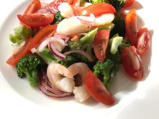 Салат "Весна у моря" с брокколи, черри и креветками