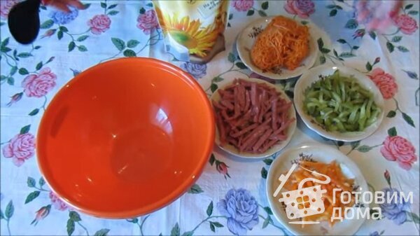 Салат с копченой колбасой и морковью по-корейски фото к рецепту 1