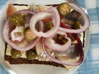 Smørrebrød - Датский бутерброд с селёдкой и каперсами