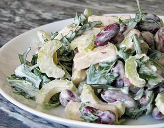 Салат из бобов с рукколой под горчично-сливочным соусом