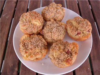 Кексы с острой колбасой и сыром