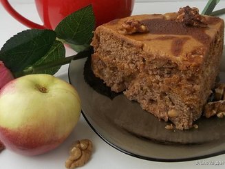 Яблочно-ореховый торт с карамельным кремом
