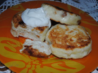 Сырники с начинкой из яблок и изюма