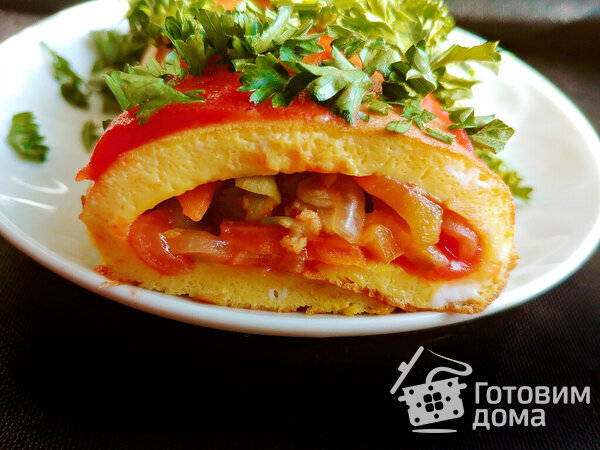 Яичный рулет с овощами и кетчупом #Махеевъ «Томатный без сахара и крахмала» фото к рецепту 8