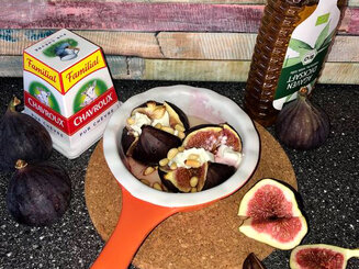 Инжир с творожным сыром, кедровыми орешками и мёдом