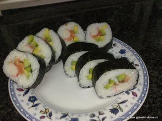 Футомаки-роллы с лососем и авокадо