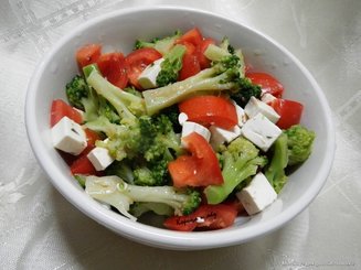 Салат с брокколи, помидорами и фетой