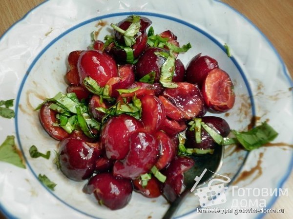 Салат с черешней и куриной печёночкой фото к рецепту 1