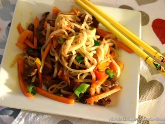 Фунчоза с курицей и овощами