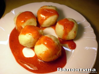 Кнедлики с клубникой под сметанно-медовым соусом