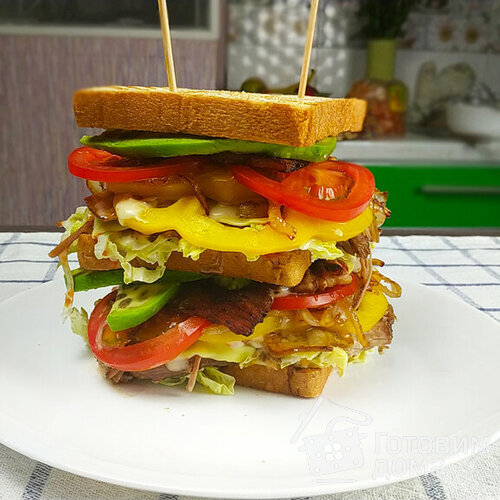 Сэндвич со свиными ребрами и овощами