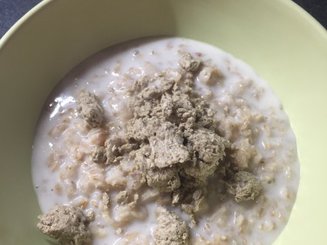 Овсяная каша с халвой и малиной